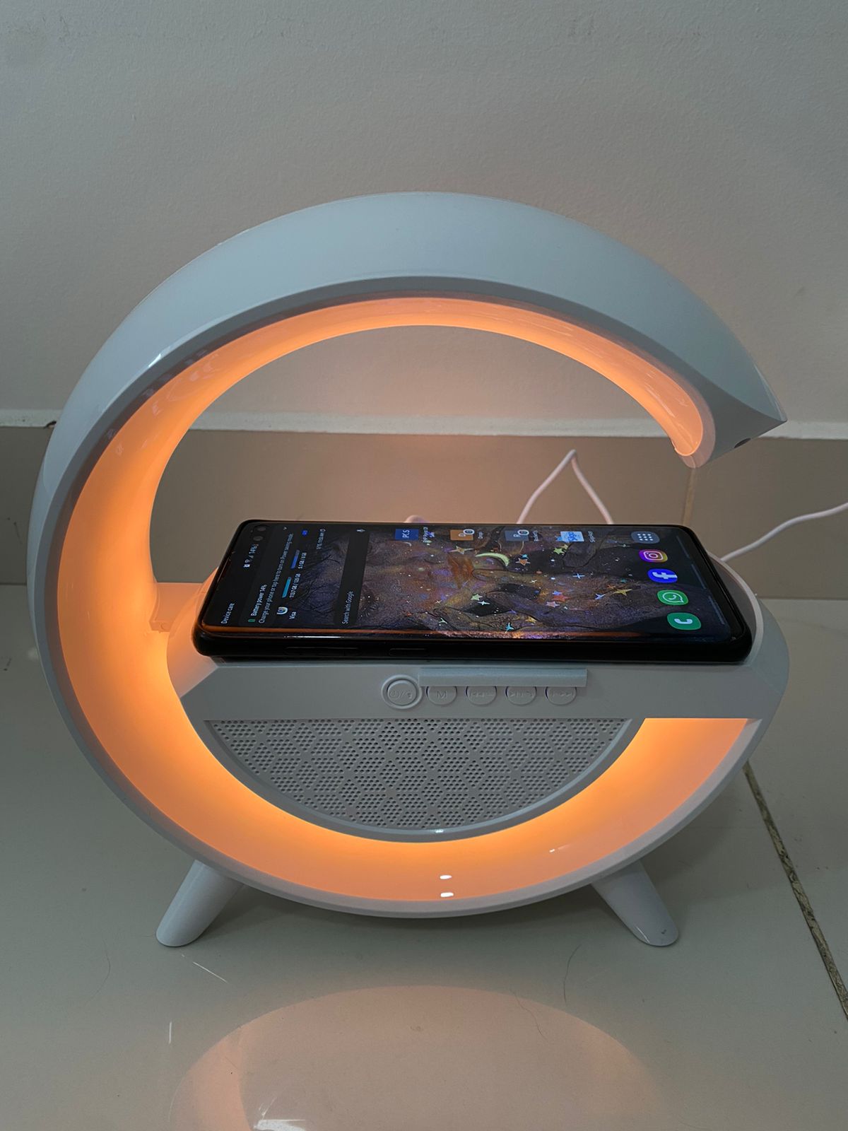 Lámpara Parlante Bluetooth con Cargador Inalámbrico y Luz LED | 4 en 1 Multifuncional